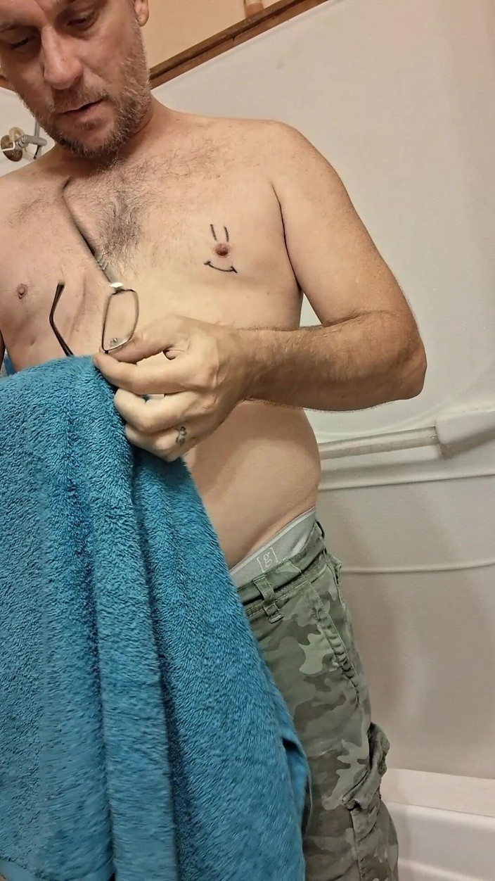 DubeSnackes: DubeSnackes, "샤워 시간", 내 몸 전체에 비누 거품을 문지르고, 내 자지를 문지르면 내 자지가 깨끗한지 확인하세요.