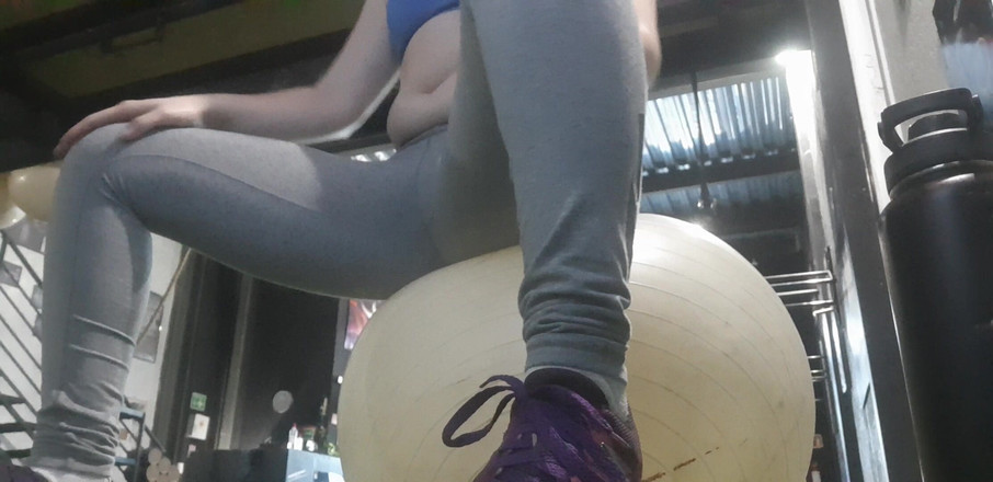 Candy Camille: Azgın kız spor salonunda çıplak fışkırtıyor