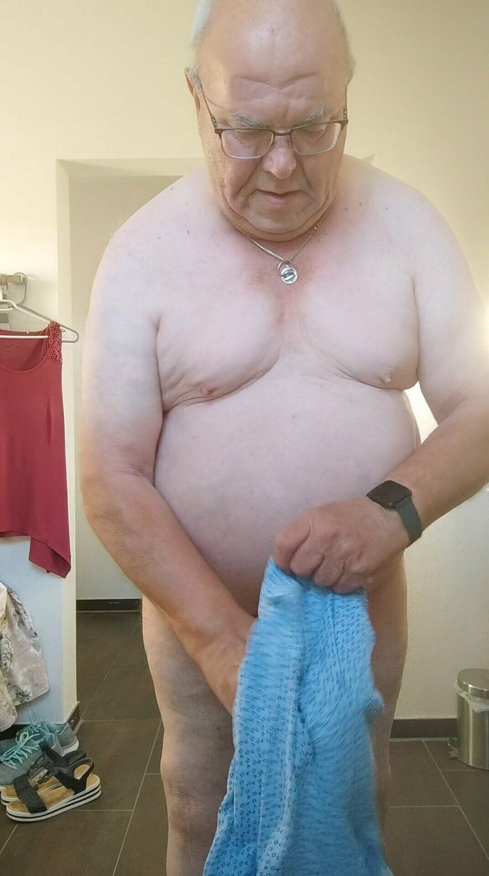 Karlchengeil: Külotumda lekeler, götümde saç fırçası