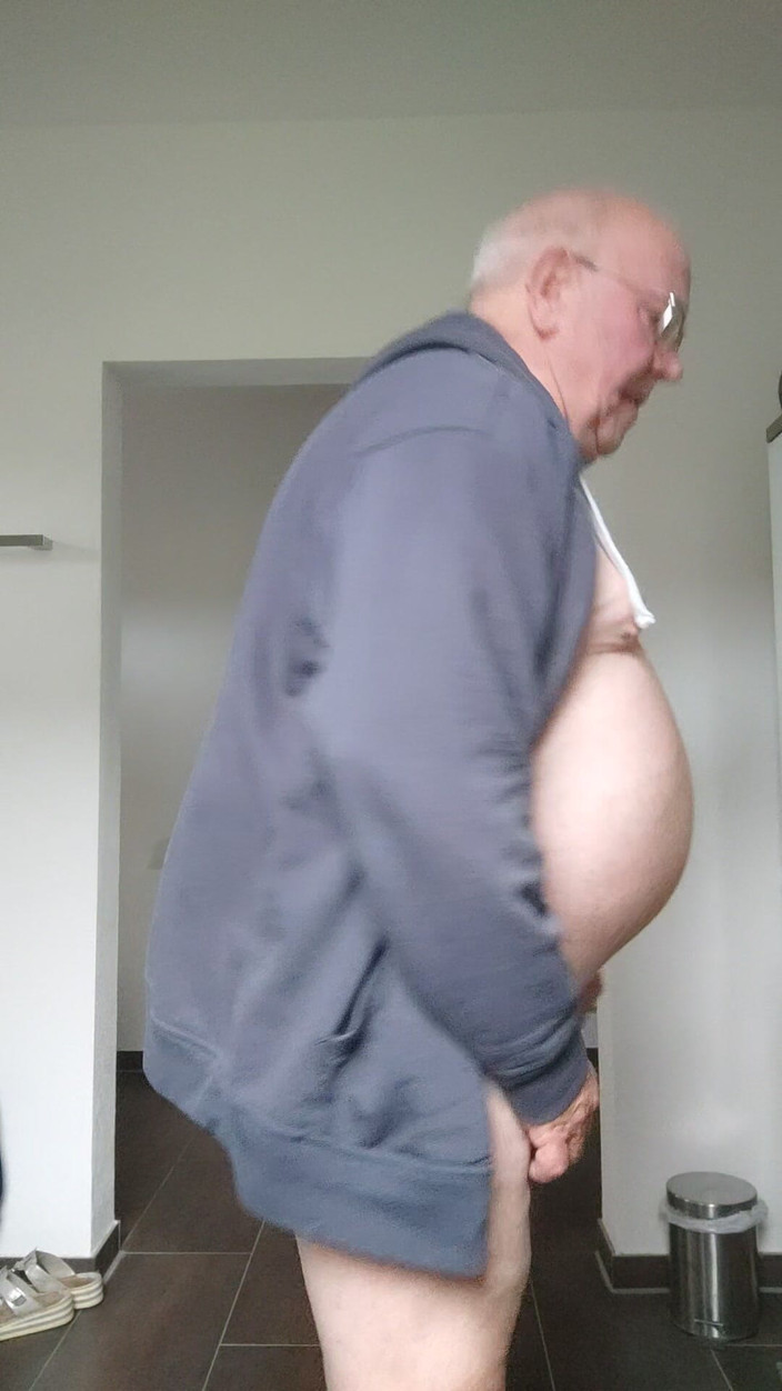 Karlchengeil: Nahý ve své koupelně jsem si ovládal zadek kvůli známkám...