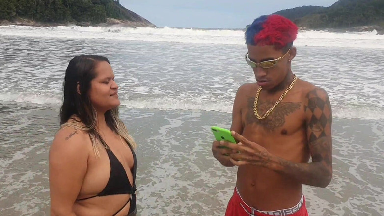 Paty Bumbum: 著名的玩具演员把我带到木棚里，把木头放进我的嘴里