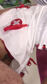Vollbusige milf-mädchen haben spaß zusammen mit einem hetero-schwanz-kunden