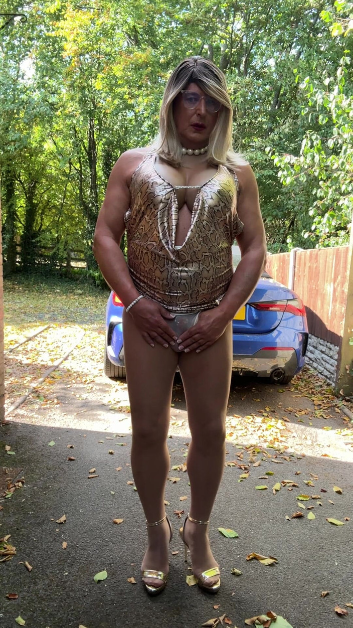 Kellycd2022: 골드 레오파드 프린트 드레스 탄 팬티 스타킹과 힐 S의 섹시한 크로스드레서 Kellycd20222