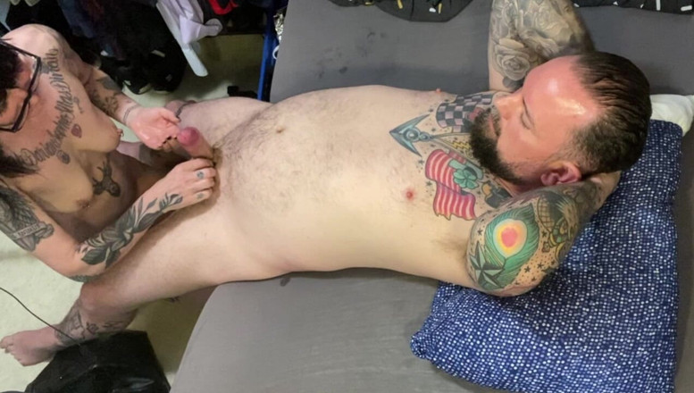 aewin11: 爸爸伸展 aewin 的小菊花，然后狠操它