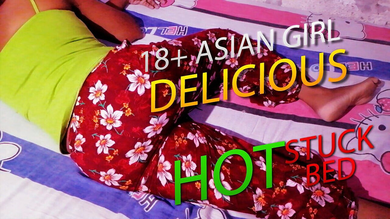 Sweety In Bed: 18+ azjatycka żona potrzebuje zabawy z utknięcia na łóżku