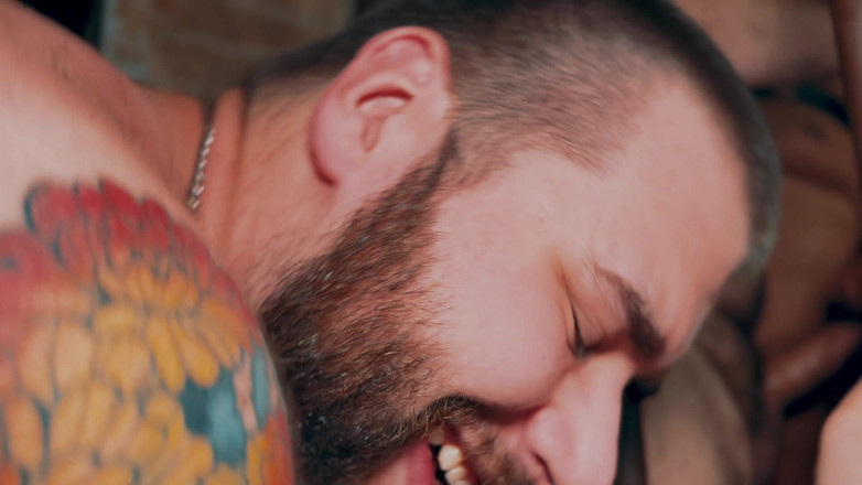 ScruffyStocky: Ed il bukkake di 14 orsi parte 2