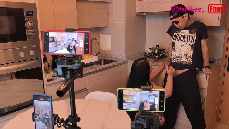 Riderqueen: Vídeo para fãs - enteado visita madrasta na cozinha