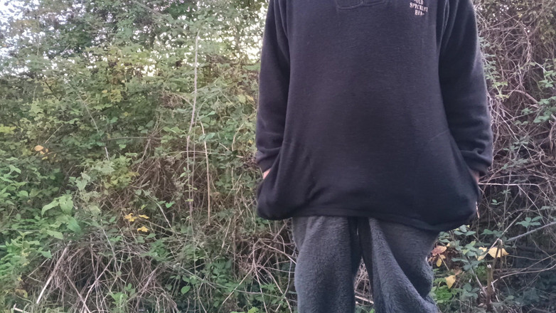 Rockardglans: うめき声、噴射、射精、ロンパースを着て森の中でオナニー