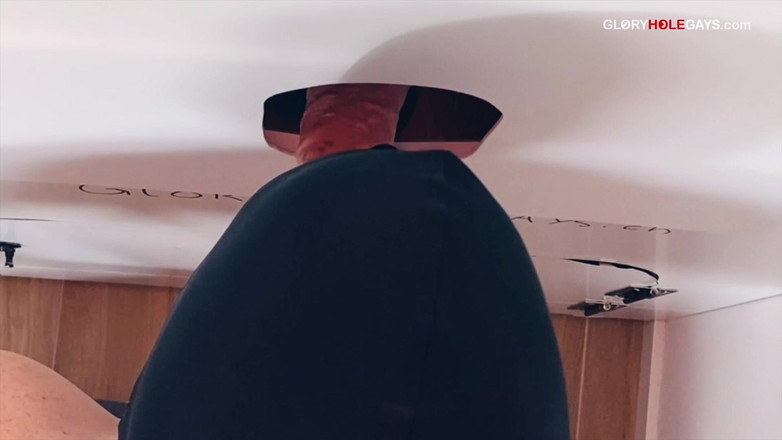 GLORYHOLEGAYS: Gloryhole Daddy crot di tangannya - si pengisap jilat semuanya sampai...