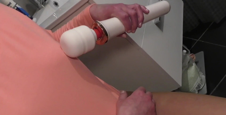 Aqua Pola: Aku lagi asik pijat kaki dan memekku sambil pakai stoking...