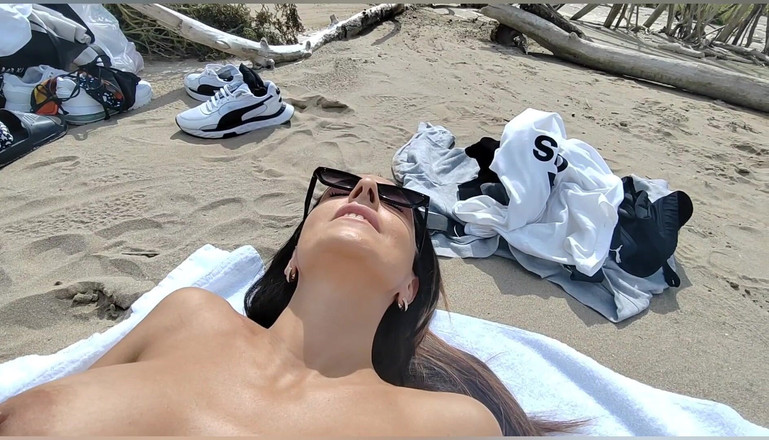 Ferrero anal experience: Scopata da un cazzo enorme su una spiaggia nudista italiana....