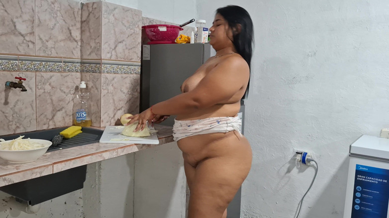 SugarPose: İri güzel kadın latin Pandora soyunuyor ve bir kıyafet sergiliyor