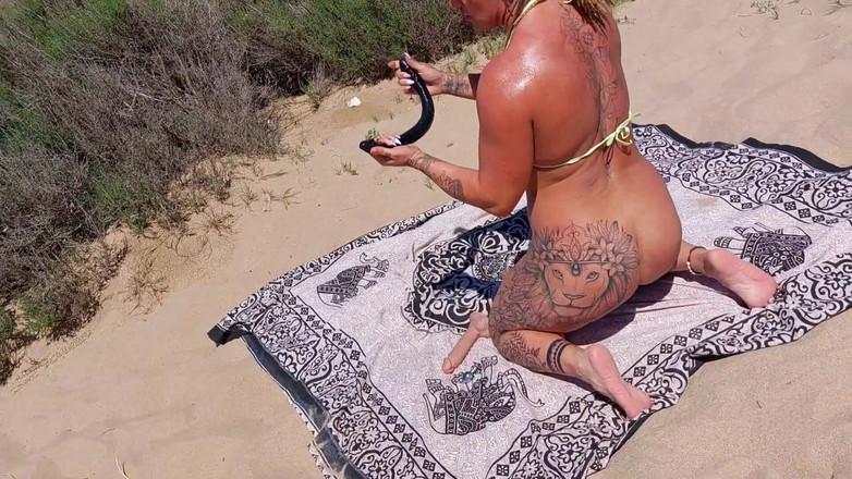 Danaxmuscles: समुद्र तट पर अच्छी कुतिया की चुदाई