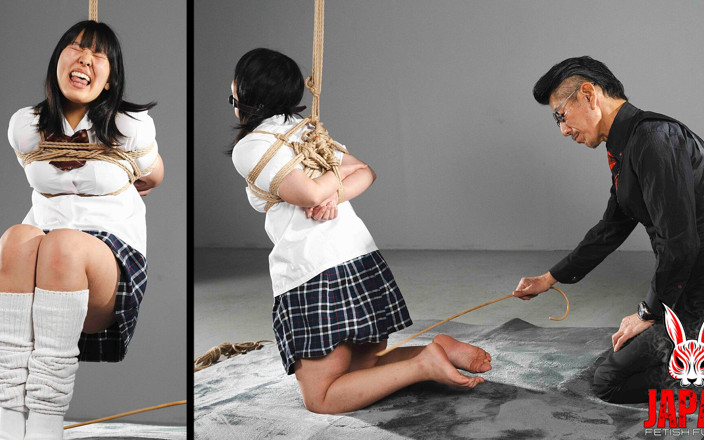 Japan Fetish Fusion: Miwa Kiritani, mains attachées derrière le dos pendant que Tesshin...