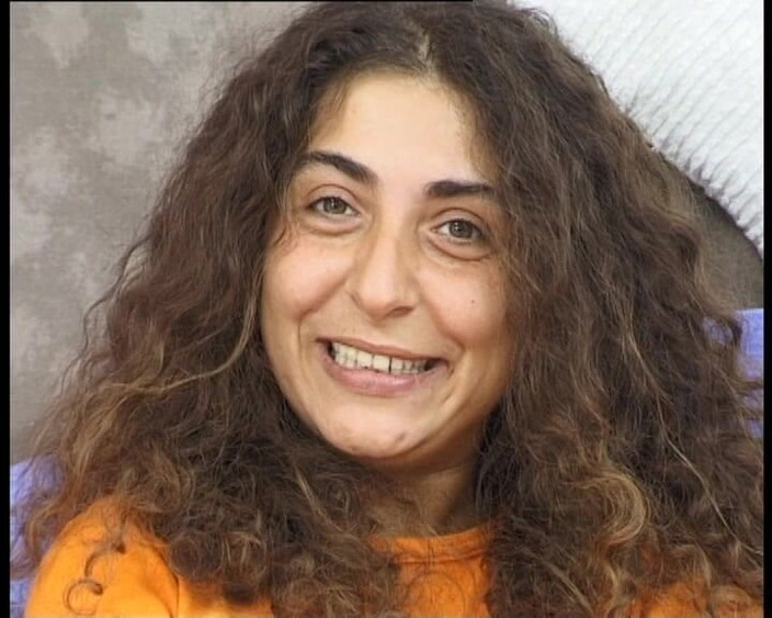 YOUR FIRST PORN: Romy Rasiert Muschi und Liebt Didospiele Romy scheert haar poesje...