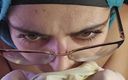 MiaNIqab: Annusando tutto con la mamma sudata e i guanti bagnati...