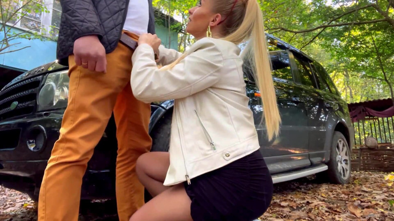 Femdom Sex: Ả điếm tóc vàng đụ trong rừng với creampie