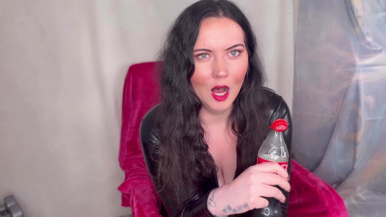 MissFFW: Slečna Ffw si užívá láhev coly a burping