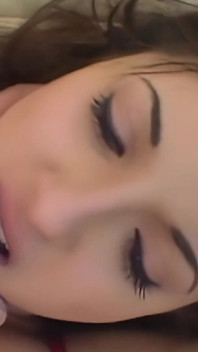 La jolie Karina Kay échange une sucette pour une grosse bite