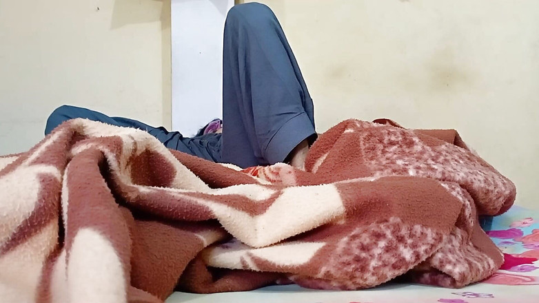 sakshi_raniii: Švagr ujišil švagrovou kundičku sledováním, jak do ní dává okurku.