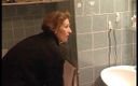 Lucky Cooch: Vrouw pist in de badkamer