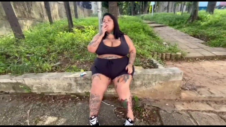 Mary Jhuana: Diosa BBW fumando su cigarrillo en público