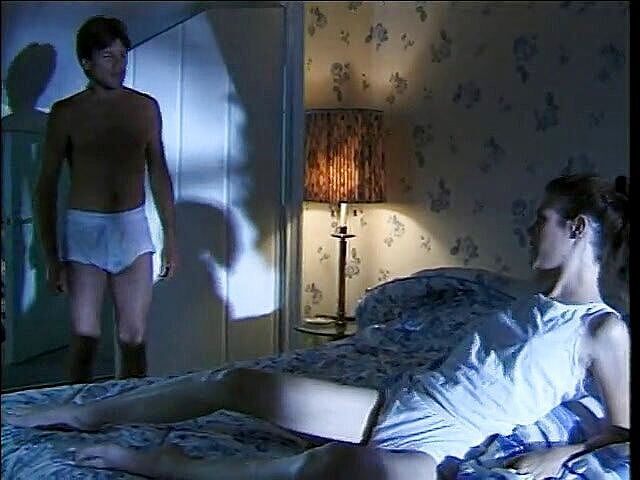 Teen Seduction: 角質ステップ老人は彼のステップ女の子の自慰行為をキャッチ