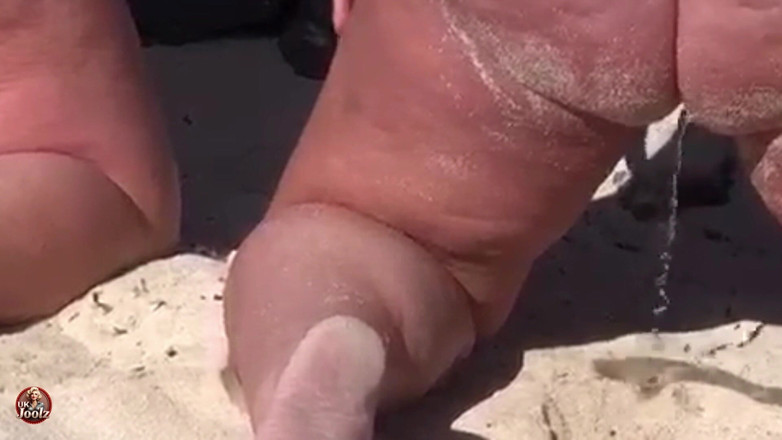 Uk Joolz: Давай пописаем вместе на пляже