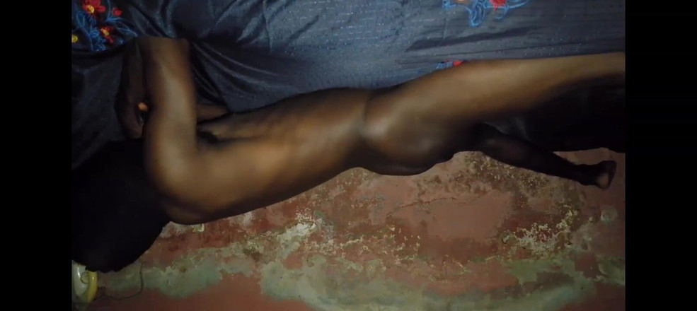 Masturbator emmy: Cewek sange ini lagi asik masturbasi di ruangan rustic