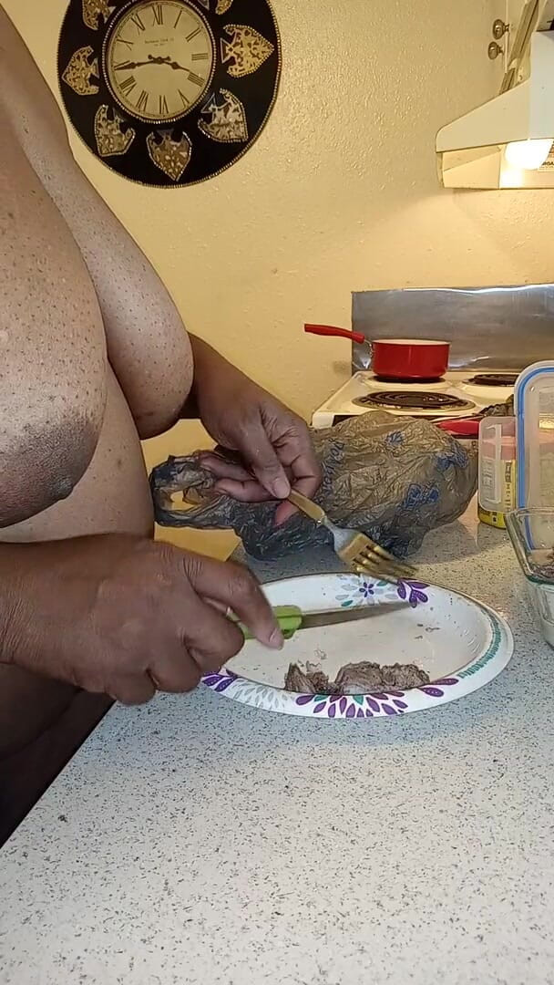 Cosmicrose 678: Naked dinner by cougar