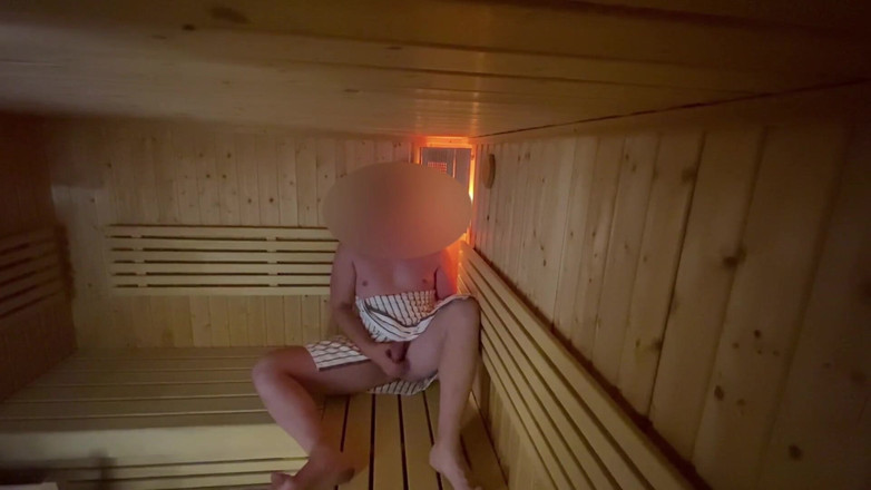 Lucas Nathan King: सौना में विशाल राहत कमशॉट । हस्तमैथुन करते हुए लगभग पकड़ी ही गई