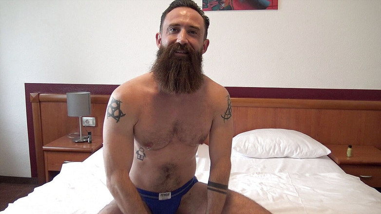 Gaybareback: Pulchne owłosione jebana oklep przez Leona XXL