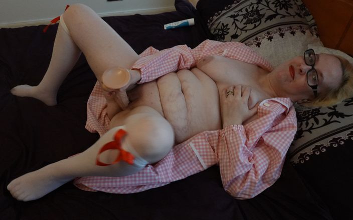Horny vixen: 操穿着白色丝袜和粉红色围裙的11英寸假阳具