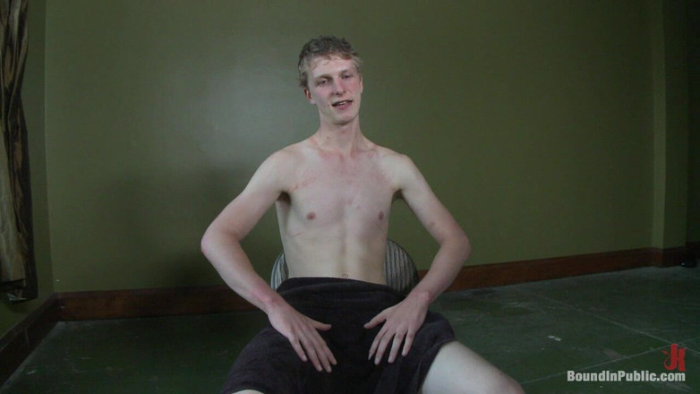 Bound in public: 两个男孩在公共厕所被用来发泄