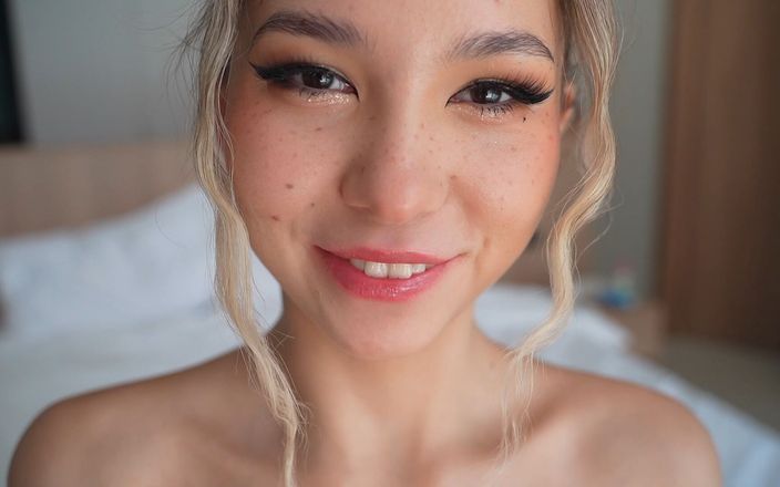 karina_lin: Une superbe blonde et sa chatte étroite