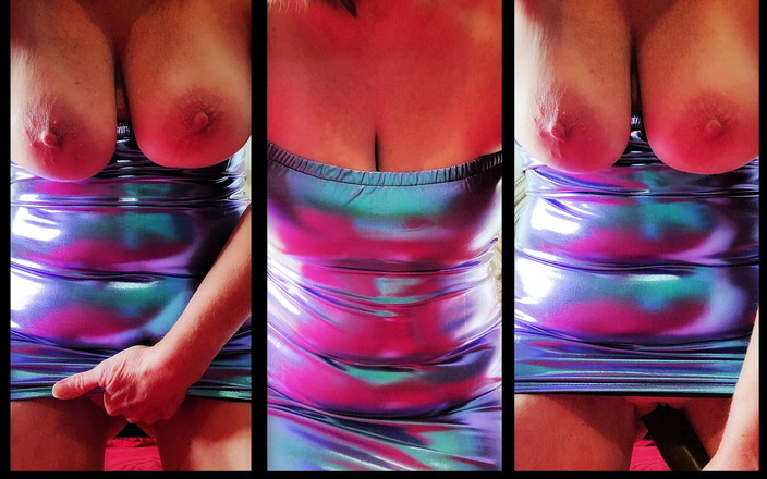 Nikki Nevada: Sexy masturbazione di abito in lattice metallizzato viola-blu