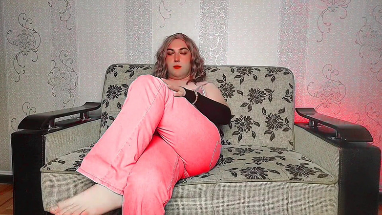 Kitty_Cross: La splendida sissy ti fa scendere ad ogni passo