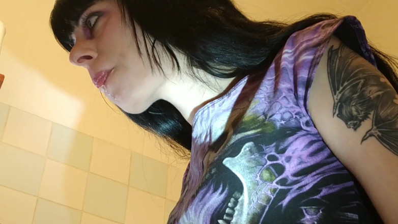Beth Kinky: Toothbrushing after a goodmorning blowjob