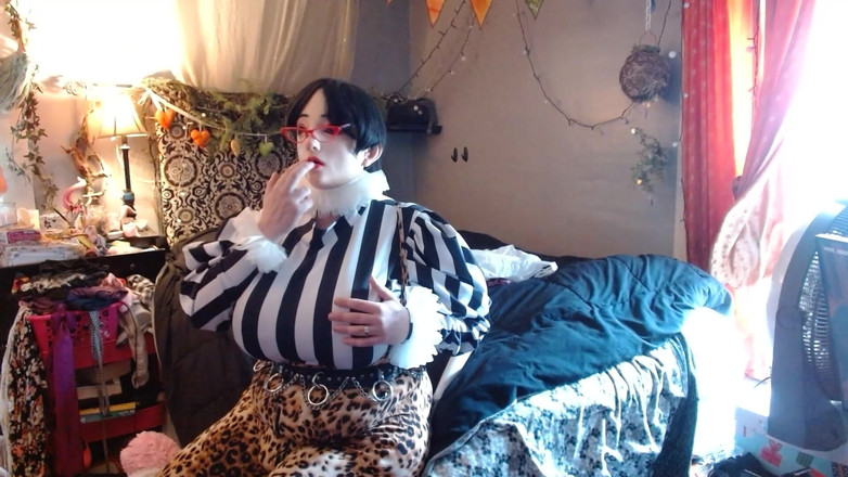 Miss Lacy Duval: Slečna Lacy Duval kouří a vibruje