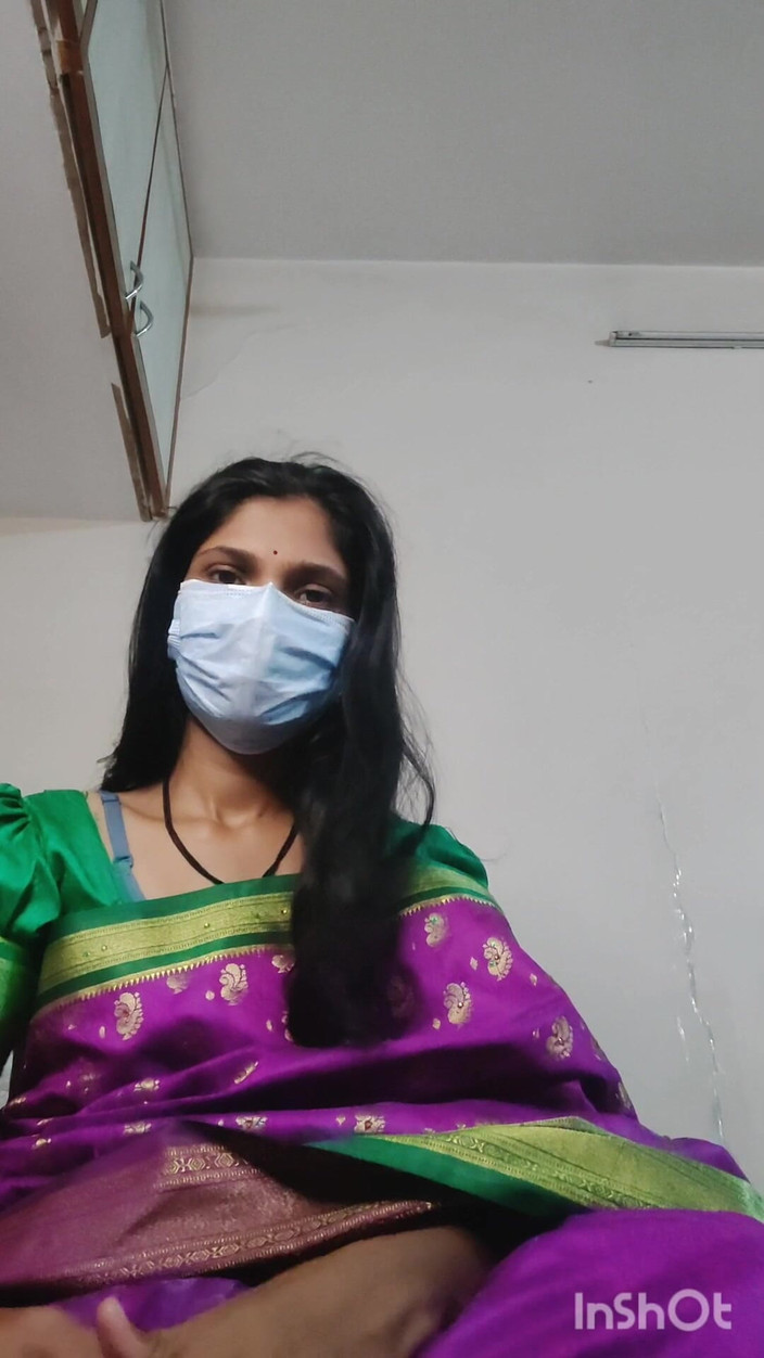 Desishycouple: Desi Bhabhi Shivani geil in roze saree. Volledige video.