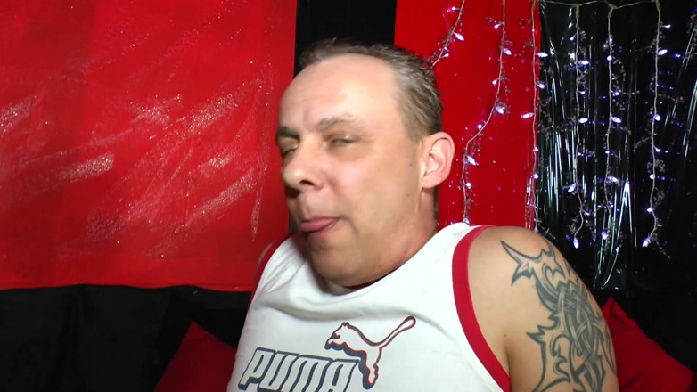 Berlin Orgy: Curvă matură și gagici excitate futute în orgie dură