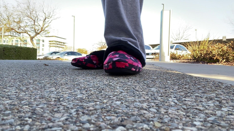 Tan feets: Tanfeets tachinare în afara public cu papuci cu unghii naturale