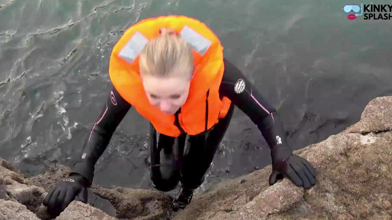 UKCuteGirl Lucy Lauren: Wetsuit ve Lifejackets Lucy'nin donma karşılaştırması