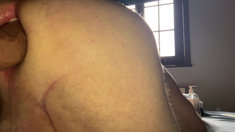 Almaviva: Kakek ngentot dildo cokelatnya dan dia menikmatinya