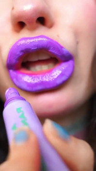 Violett beroende kyss