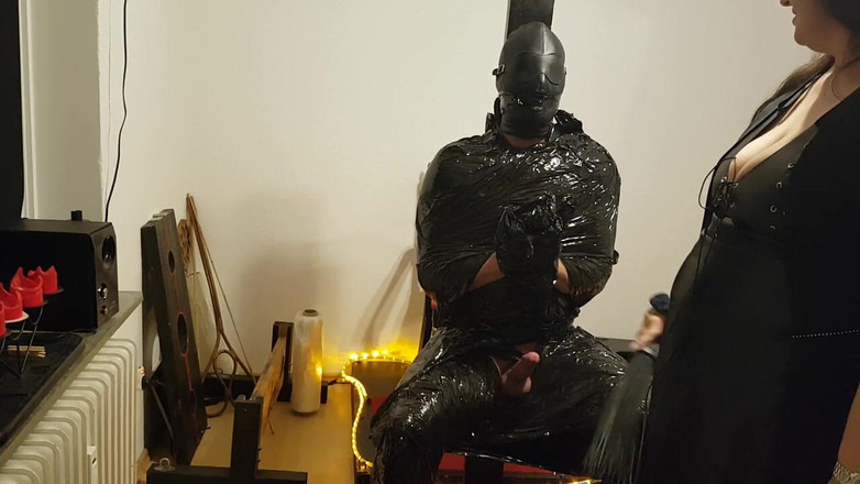 DOMINATRIX6: Folyo esaret kölesi bölüm 2 - yapışan film mumyalanmış ve delirmiş