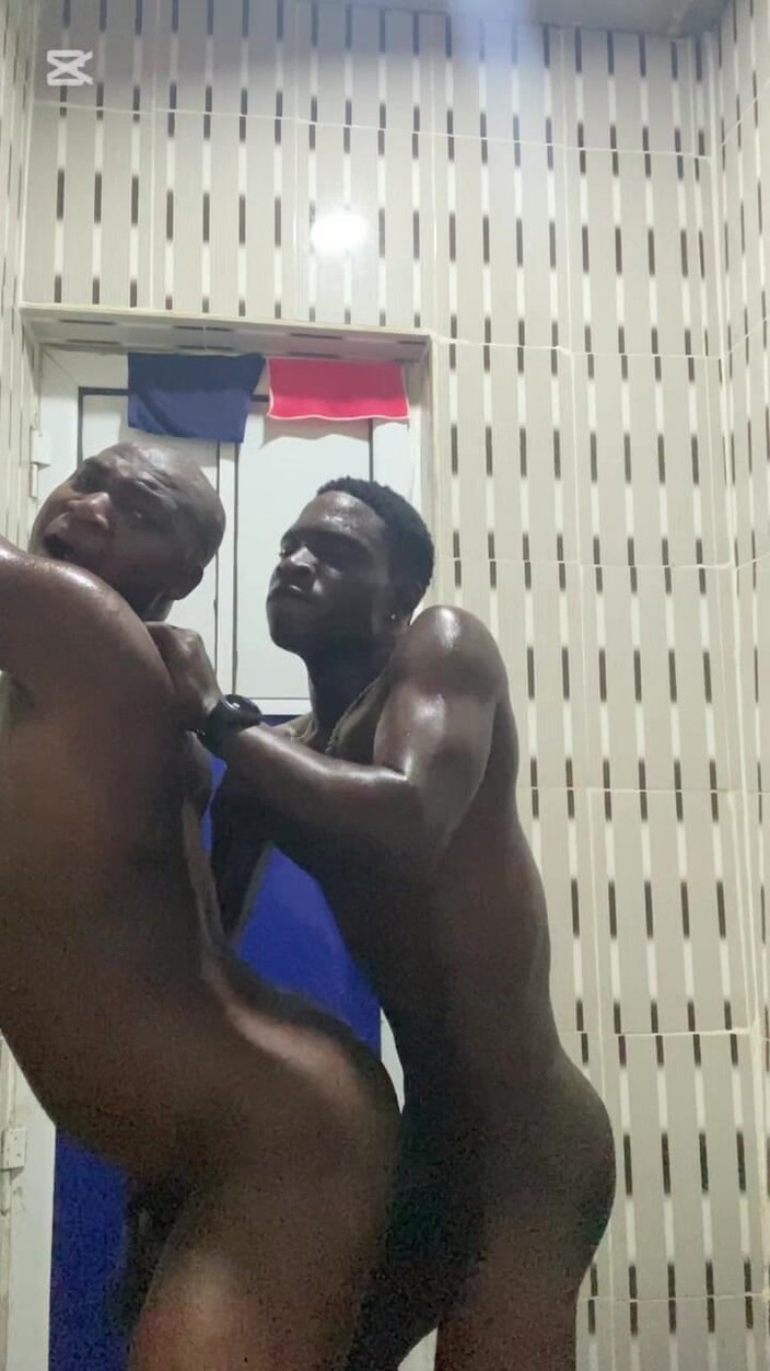 BlackDanie_production: Stavo facendo una bella scopata in bagno