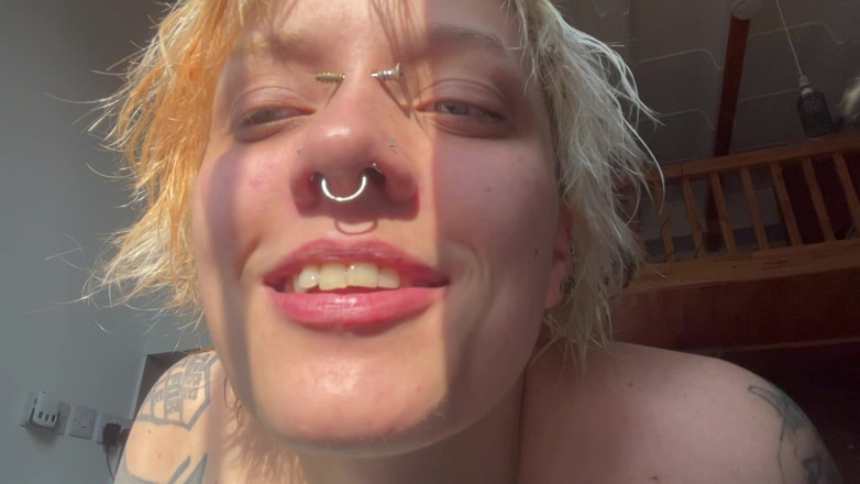 Glitterqueen1999: No Makeup Goth Girl in the Sun Flares Piggy Nose