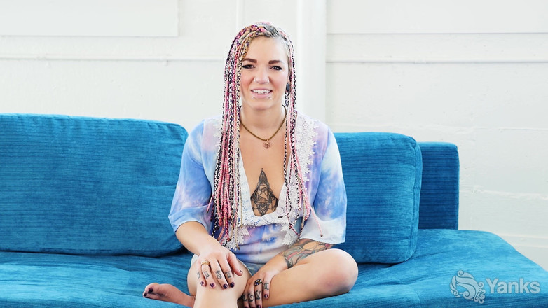 Yanks: ピクシー・レハジが彼女のアソコにオイルを塗る