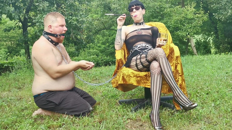 Beth Kinky: Mijn stiefoom gebruiken als een asbak buitenshuis